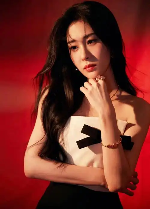 张碧晨身着valentino 2022早秋系列礼服出席微博电影之夜红毯,配以