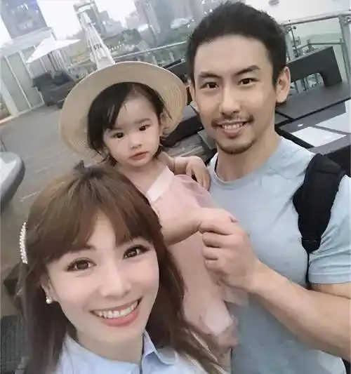 曝主持人万蒂妮离婚,带着女儿净身出户,本人秀恩爱辟谣婚变_网友_老公