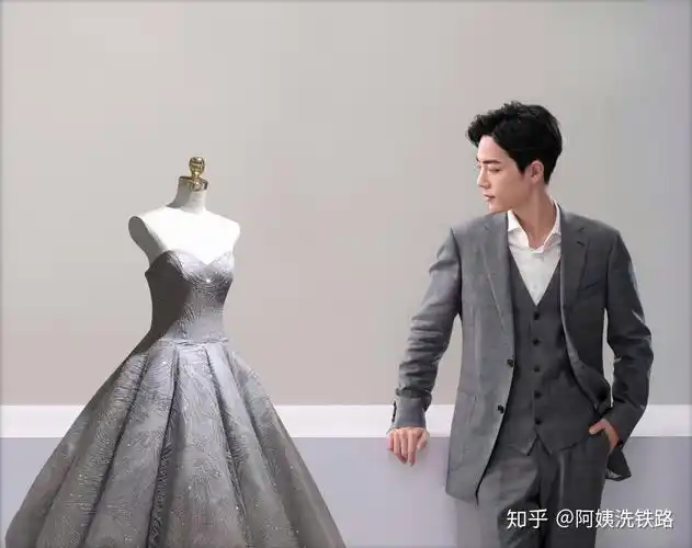 有没有肖战穿着一套灰色的西装和一套婚纱的照片? - 知乎