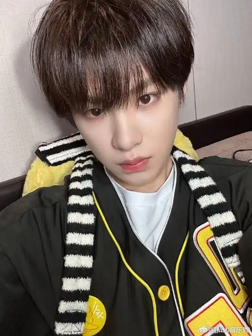 黄明昊儿童节营业自拍##黄明昊六一营业自拍照