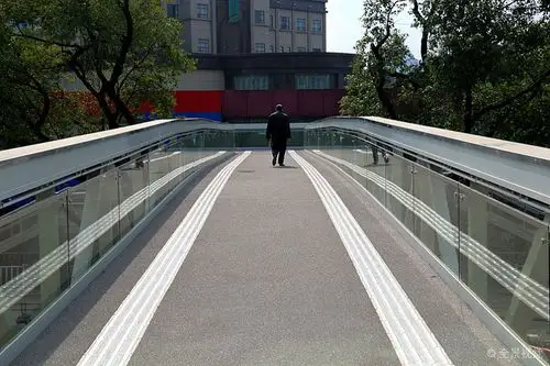 人行天桥上孤独的行人_图片大全—全景创意图库(quanjing.