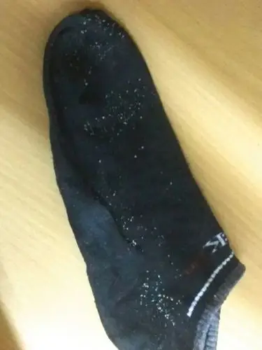 为什么洗的袜子会变得这样多的小白点,不是洗衣粉残留物,更像棉一样的