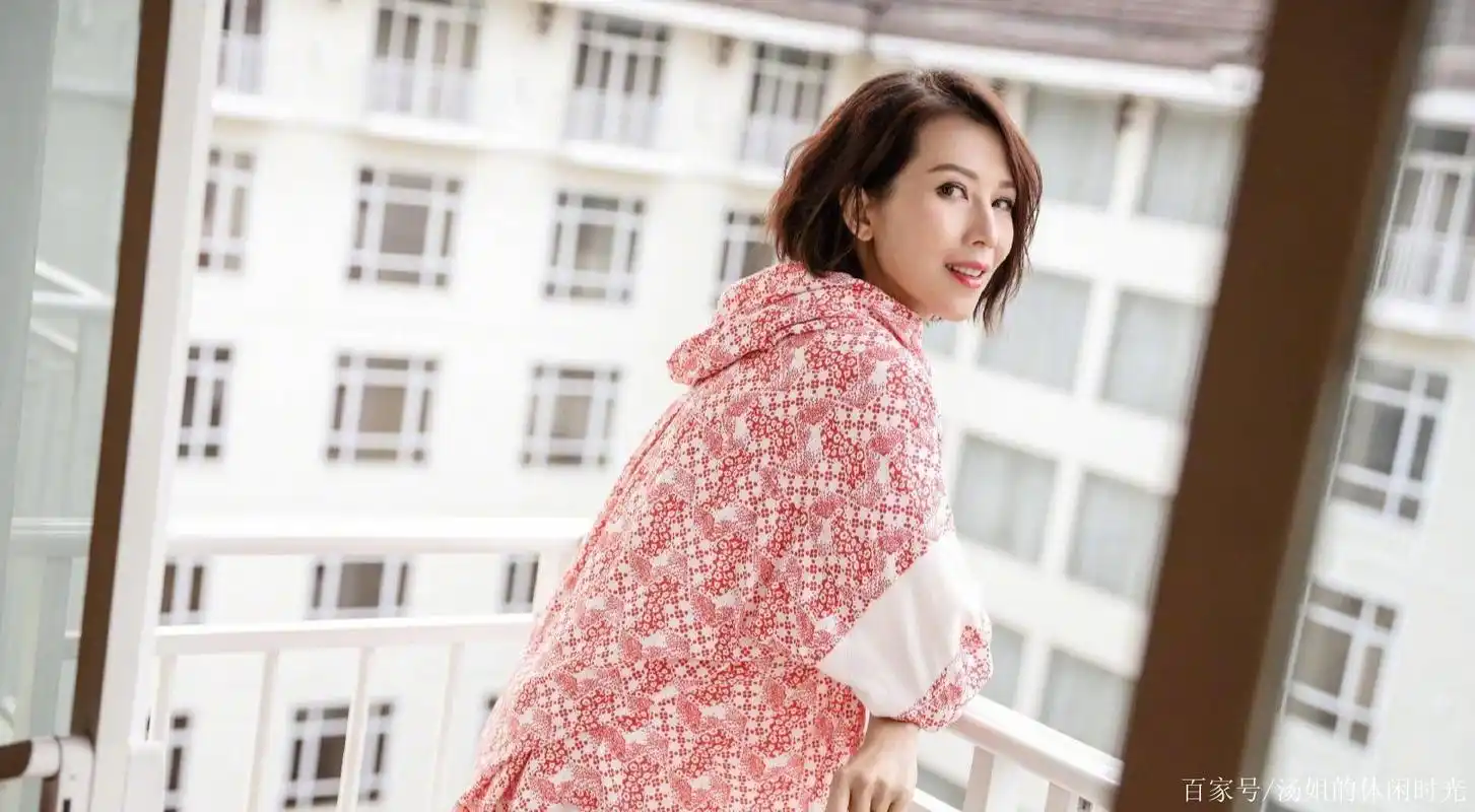 曾经与周星驰一起合作过一些作品,当时的蔡少芬也是她的颜值巅峰期,一