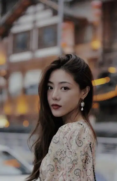 邓家佳穿搭突出精致首饰搭配养眼不经意间彰显温柔的女人味