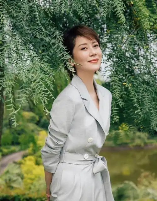 42岁海清换新发型,中分油头高冷,偏分短发帅气,你更喜欢哪一种