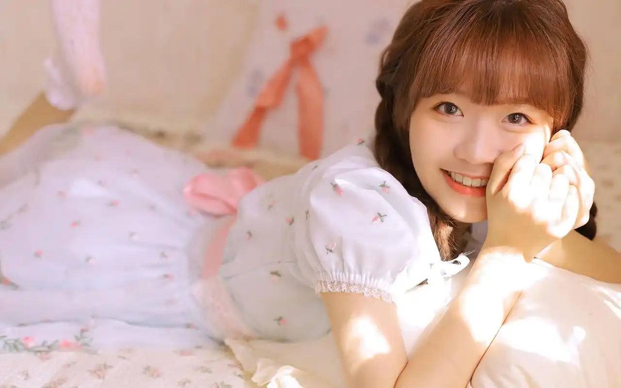 甜美笑容碎花裙小姐姐的桌面壁纸