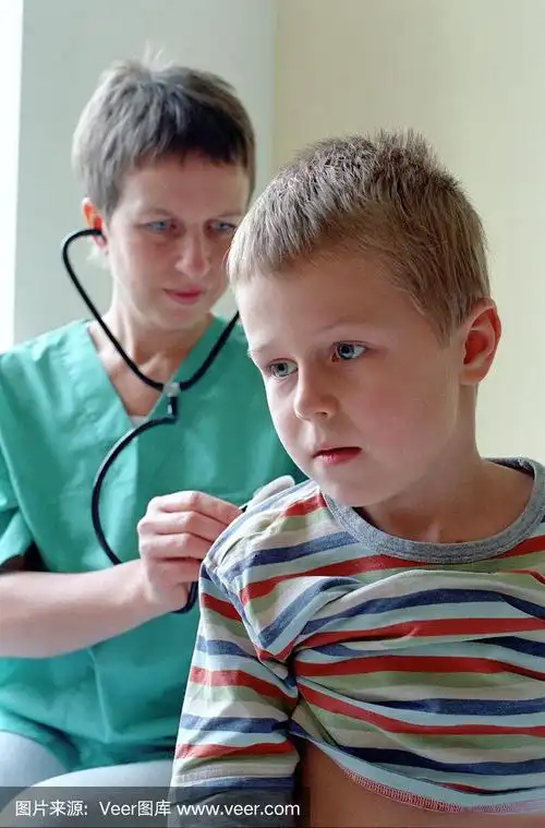 小儿科医生正在检查小男孩