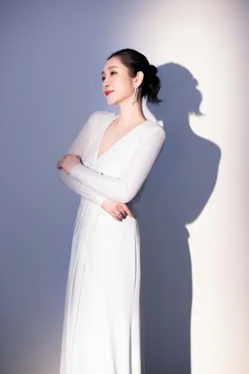 原创42岁秦海璐童心未泯穿大地色大衣时髦复古搭配耳包太可爱了