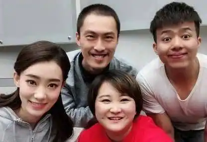 他出道多年不温不火,被贾玲发掘演喜剧,后登电视舞台一举成名_许君聪