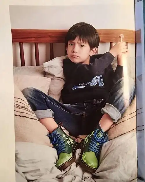 照片中的顶顶,五官逐渐变得独特,与父母越来越不像.