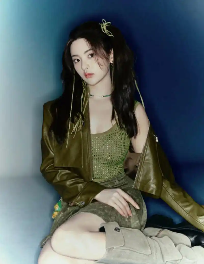 杨超越皮衣搭背心甜酷十足,丰胸美背诱惑拉满!