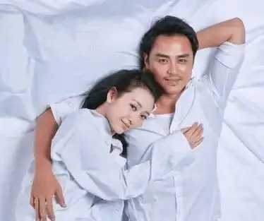 43岁明道官宣二胎,晒一家三口牵手照,不见3岁儿子身影_陈乔恩_王婷萱