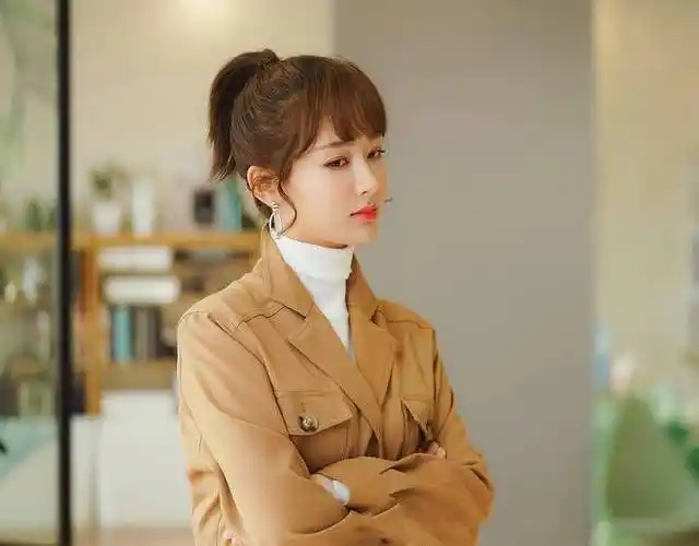 9位女星职业装:杨紫赵丽颖反差大,戚薇干练十足,谁更胜一筹?_网易订阅