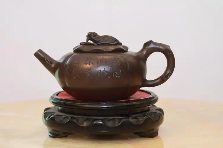 金蝉诗画壶 (施小马款)