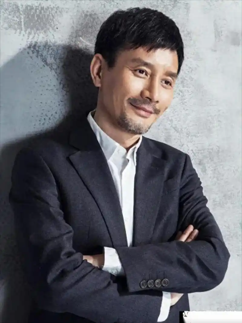 江珊的现任老公是田小洁,他长得挺帅,比江珊年轻三岁,同样是演员