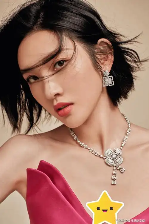 原创33岁唐艺昕也放开了穿玫红色抹胸裙大秀事业线美到认不出