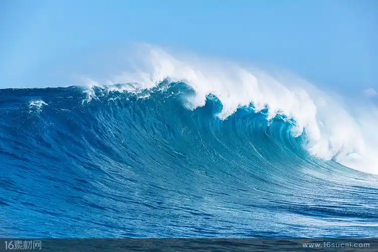 蓝色大海上翻滚的浪花高清图片