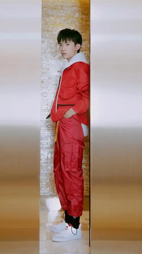 易烊千玺可爱帅气写真手机壁纸