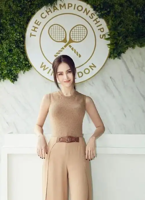 昆凌这身打扮好迷人,完美s型曲线让人心动,这身材真的慕了