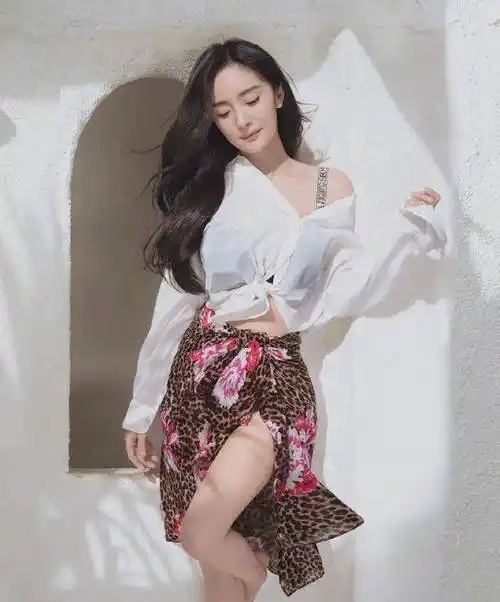 35岁杨幂自带少女感,天生腰细腿长还会穿衣服,每一套造型都好看_短裤