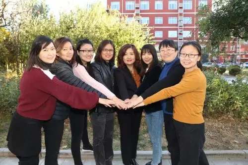 办公室教师合影,左四为作者主编 | 王双喜校对 | 曹 绚