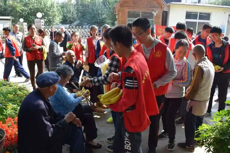 兖矿济东慈善义工团在石桥镇敬老院慰问孤寡老人