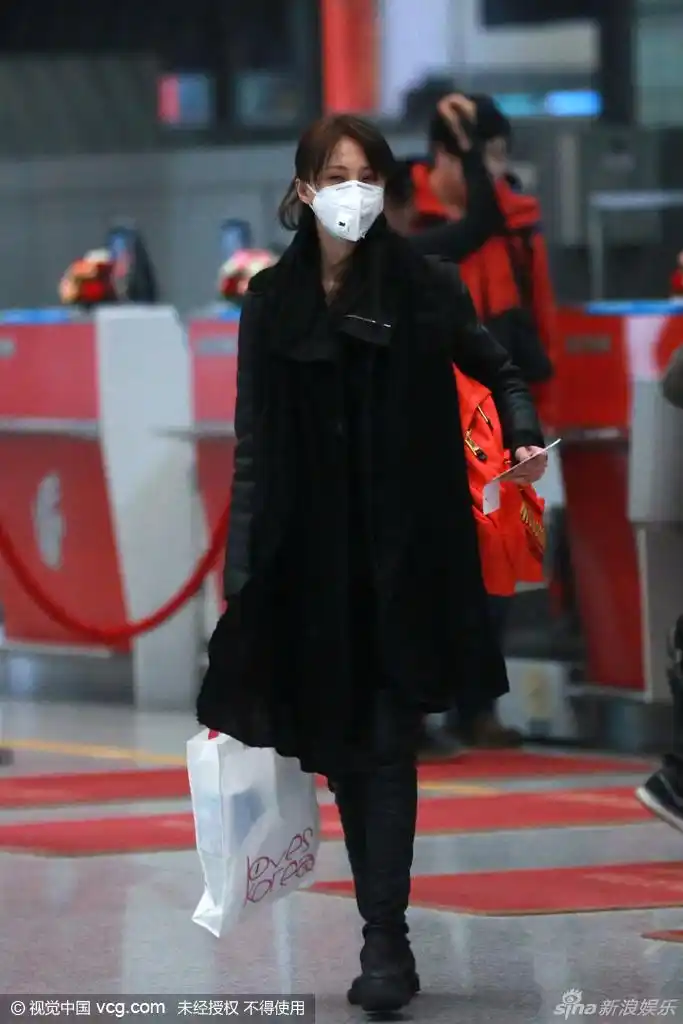 郑爽现身机场 瘦骨嶙峋手指皮包骨吓人