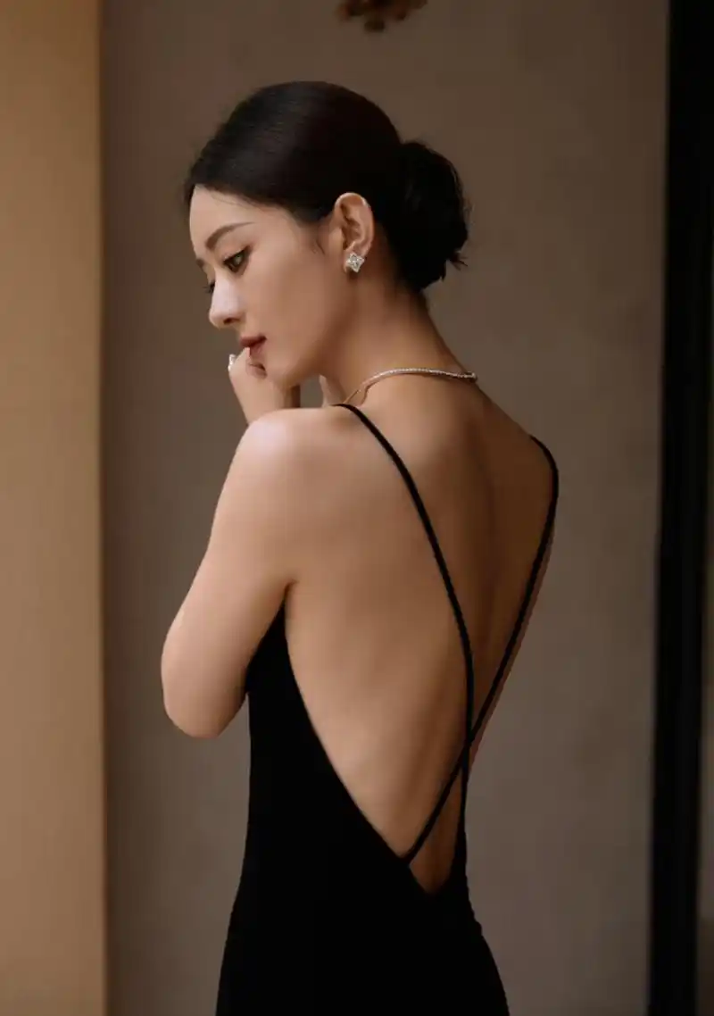 赵丽颖最新小黑裙造型,美呆了!