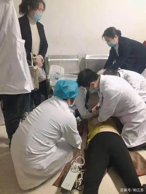 淮安一女子心跳骤停,医护人员一路跪姿抢救,化险为夷!