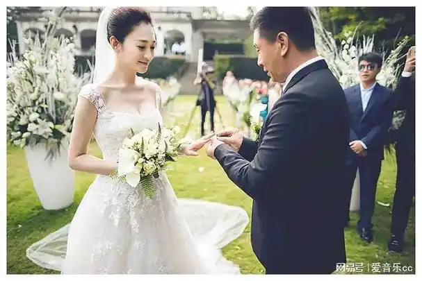 李小冉旧照身材被赞,大到长裙遮不住,曾遭渣男男友威胁|白皙|徐佳宁