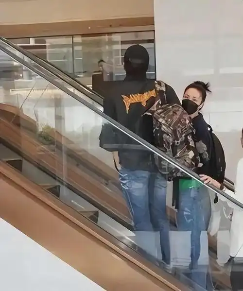 太甜王菲谢霆锋高调秀恩爱打扮时尚亲密互动举止亲昵太甜美