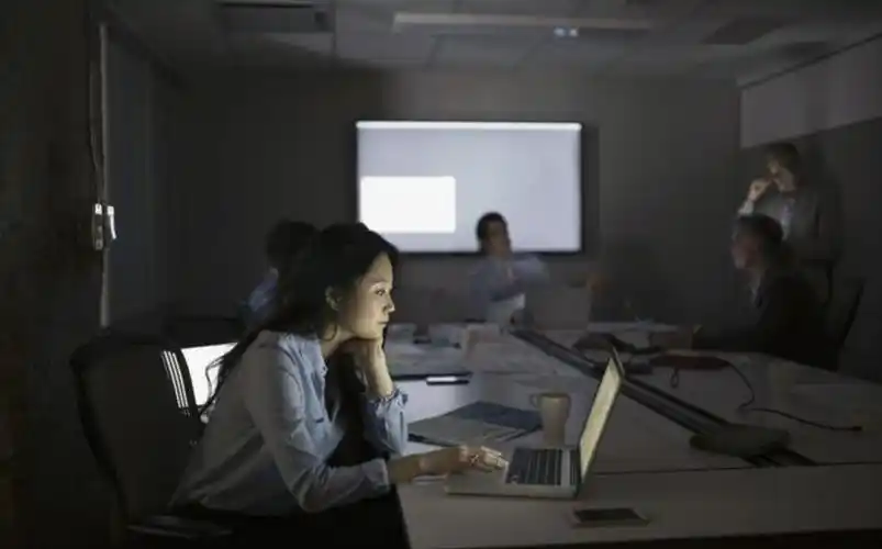 《二线城市职场图鉴》-谁还不是辛苦的活着_公司