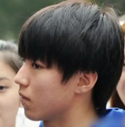 王俊凯无美颜生图流出,路人镜头下,侧脸全痘印与化妆后差距大