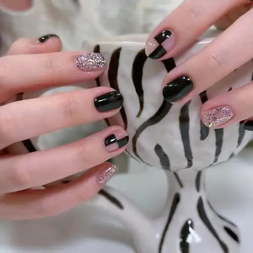 闪粉珠光短甲黑色美甲图片