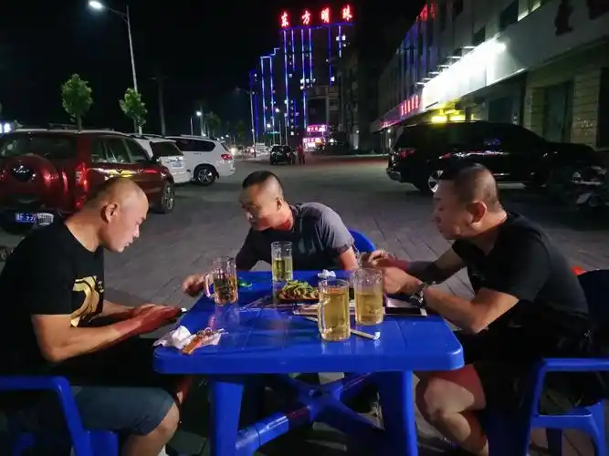 洗完澡,吃完饭!剩下的就是路边露天喝啤酒~~吹牛逼~~聊摩托