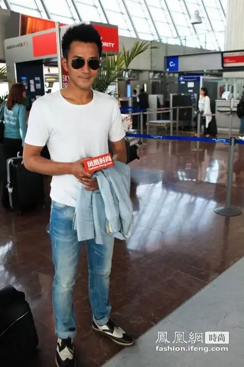 刘恺威热情助阵凤凰时尚 杨幂素颜避镜头撇爱郎急走