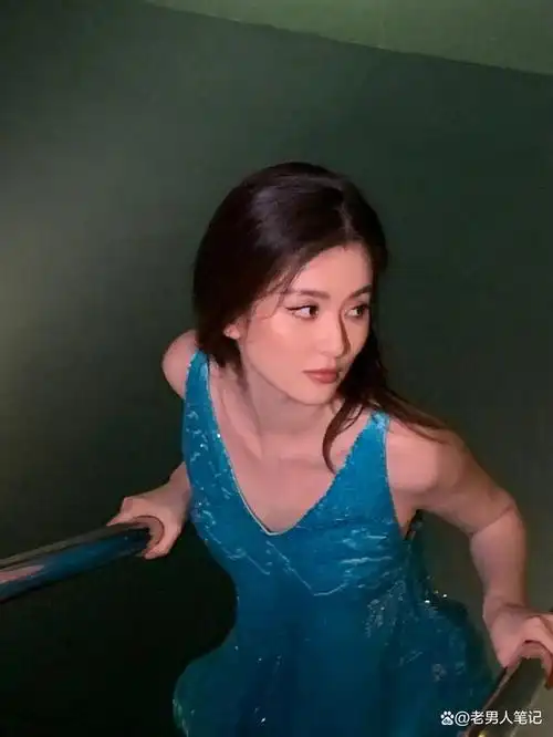 乔欣美人鱼,一身靛蓝色泳衣,夜色下格外迷人