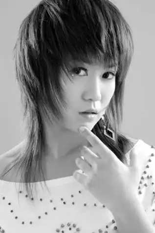 碎发可以将脸较丰满的脸显得廋点,因为鬓角可以遮挡一部分脸庞;可以