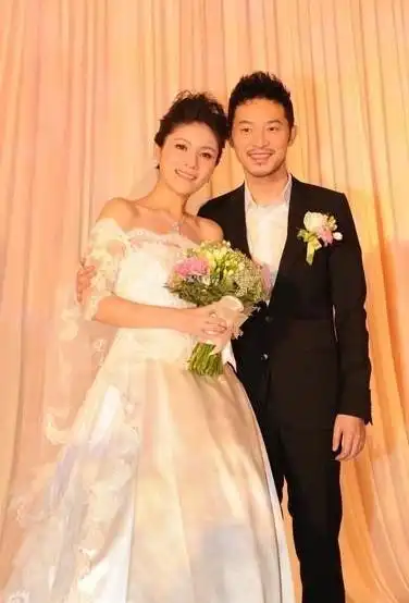 [打折信息] 好喜欢沙溢胡可结婚时穿的婚纱啊,美妈们,你们结婚的时候