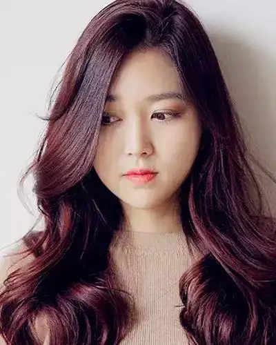 波纹发型微卷发相对于大波卷就没那么成熟了,更多了几分小女人的味道