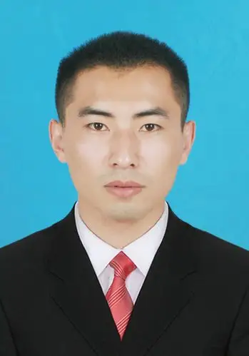 你好,能帮我ps一张2寸白底西装证件照么