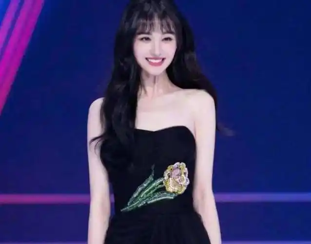 郑爽现身美国zara:金发配绿帽潮范十足!弯腰驼背明星气质全无!