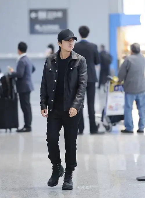 孙俪邓超出发参加金马奖,机场全黑look气场全开,简直帅翻了!