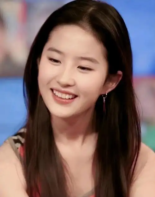 看她跟刘亦菲同框就知道了