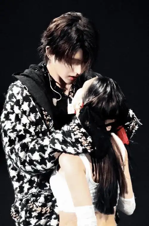 蔡徐坤一夜风流,珠胎暗结!当事女生信息被扒,猪队友竟是蔡母?