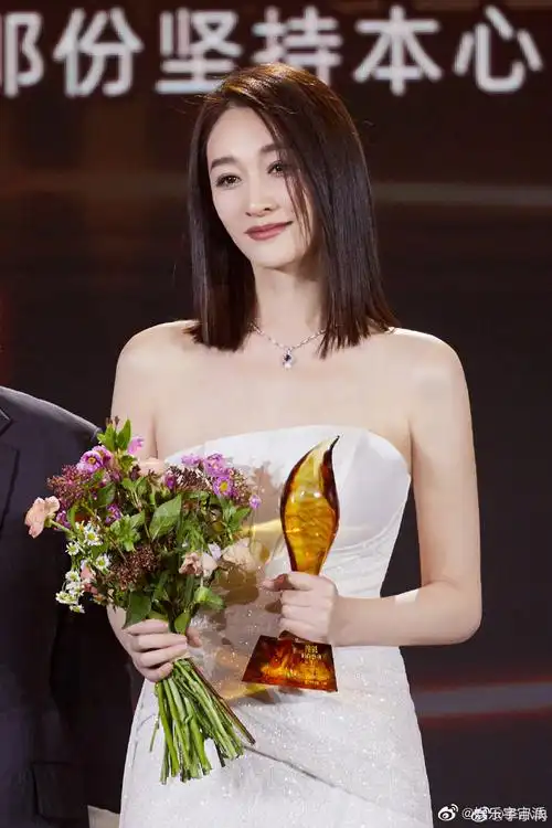 李小冉抹胸白色长裙造型##李小冉魅力人物