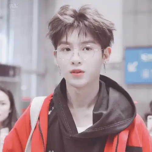 黄明昊头像二转注明猫辞奶奶