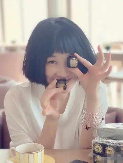 51岁许晴素颜近照曝光头发凌乱眼神迷离嘟嘴卖萌皮肤似少女