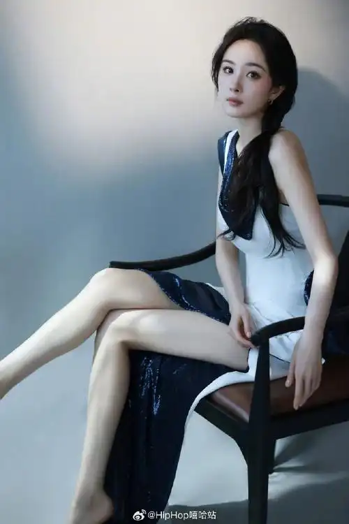 甜妹天花板 | 杨幂麻花辫淡妆真的太好看了    杨幂出席《功夫熊猫4》