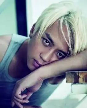 不忘初心的邓超:姐姐掏空积蓄供他读书,成名后回报姐姐2套房_大姐